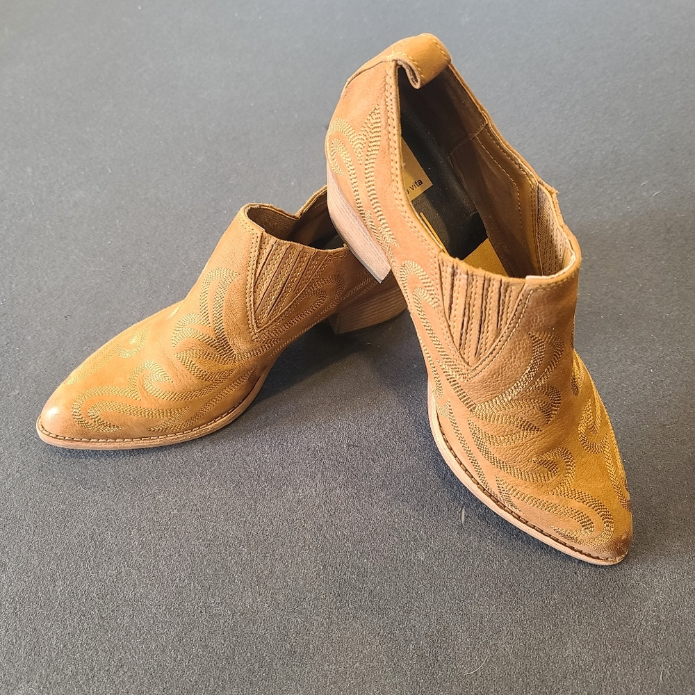 Elegant Brown Ankle Boots with Embroidery